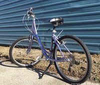 Full right-side profile view of the bicycle showing frame, wheels and drivetrain