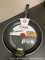 Full top view of 32 cm T-FAL Vivid frying pan showing interior coating and handle