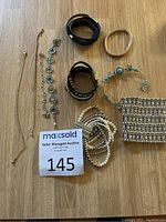 Overview of all costume jewelry bracelets in assortment