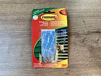 Photo of unopened new Command window hook in original packaging showing product and branding