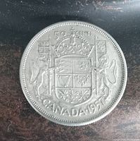 Photo of reverse side showing Canadian coat of arms and denomination.