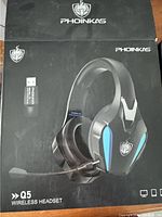 Box for Phoinikas Q5 wireless headset showing product image and branding.