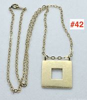 Overall view of pendant and chain laid flat