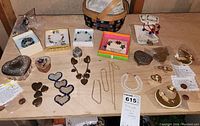 Overview of all jewelry, boxes and tags on wooden bench