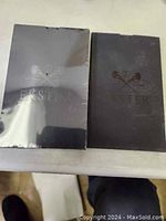 Photo showing the front of the Ekster packaging and box with brand logo and golf club symbols.