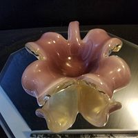 Top-down view of the pink and clear Murano glass dish.