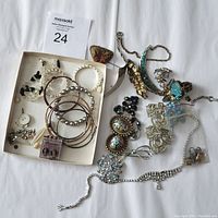 Overview of all jewellery items including mixed bracelets, earrings, pins, beads, and loose jewellery parts.