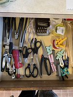 Overview of kitchen utensils including scissors, tongs, graters, corkscrew openers, and snack bag clips.