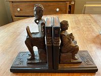 Front view of the wooden bookends with two books in between featuring Don Quixote and Sancho Panza figures.