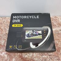 Box front view showing product name and a display showing a motorcyclist with icons for WiFi, display, and speed
