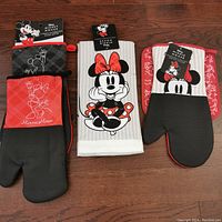 Set of 5 Disney kitchen items including oven mitts and towels with Mickey and Minnie Mouse designs.