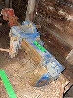 Blue metal No 5 workshop vice sitting on wooden surface, showing general shape and size
