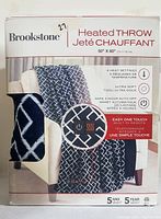 Front of the box showing product image, specifications including 4 heat settings, ultra-soft fabric, and 4 hour auto-off safety feature.