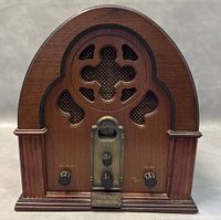 Front view of Thomas America Series Radio No 3643, showing wooden arch design, speaker grille, knobs, and metal plate