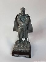 Front view of pewter Le Roi Richard statue showing detailed armor, cape and plaque on base.