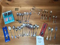 Full overview of all spoons and forks spread out in a wooden box