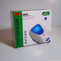 Box packaging showing 4-pack ultrasonic wave pest repeller branding and features.