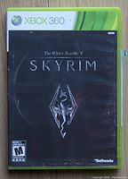 Front cover of Xbox 360 game case showing The Elder Scrolls V Skyrim cover art and Xbox 360 branding.