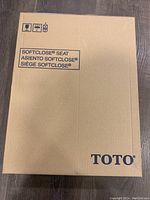 Box front showing TOTO logo and SoftClose seat label in English, Spanish, and French.
