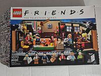 Photo of the original LEGO Friends 21319 box showing the assembled Central Perk model and characters from the TV series with the piece count 1070 pcs.