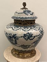 Front view of the urn showing body and lid