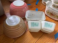 Photo showing two nesting bowls and three refrigerator dishes with glass lids
