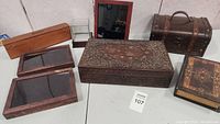 Overview of all wooden and leather boxes and cases in the lot