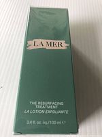 Front of the green rectangular box with La Mer branding and product name The Resurfacing Treatment La Lotion Exfoliante, 3.4 fl oz liquid/100 ml.
