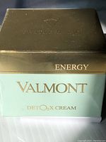 Front of the Valmont DetO2x Cream box showing brand, series and product name.