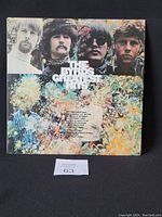 Front cover of 'The Byrds Greatest Hits' vinyl LP showing band members and floral design.
