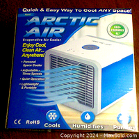 Box front showing Arctic Air branding and product features including cooling, humidifying, and purification, plus indications of CE and RoHS compliance.