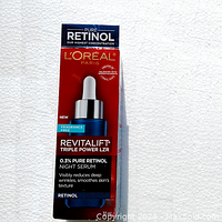 Front view of the product box showcasing brand, product name, and key features including concentration and serum benefits.