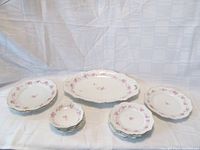Full set overview showing all plates and bowls arranged on a white surface.