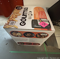 Box of Gourmia 6.7L digital air fryer showing front and side with branding and product features