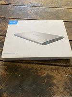 Closed box of Vinsic Alien 20000mAh power bank placed on wooden table, showing product image and brand name.