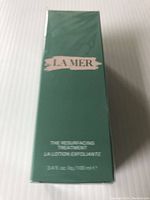Front view of green box with beige 'LA MER' logo and product name showing size 100 ml.