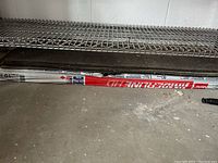 Dunkle Timberline HD Dachschindeln in originaler Verpackung auf Boden, teilweise sichtbare Beschriftung.