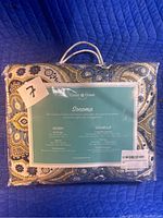 Front of the packaged quilt set showing the label with brand, model name, and item details