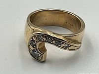 Angle view showing swirl design and six diamonds