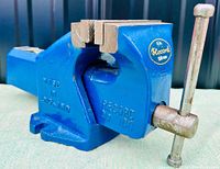 Side view of blue painted Record No 100 vise showing 4-inch (100 mm) opening and made in England branding.