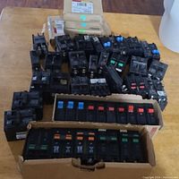 Overview of new Siemens circuit breakers single and double poles with different amperages, some in original boxes.