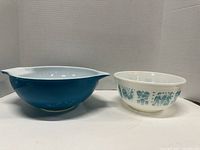 Pair of two vintage Pyrex bowls placed side by side showing front and side views