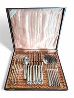 Open peach satin-lined box with all cutlery pieces arranged inside, showing 25 pieces total.