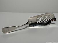 Full side view of the fish server