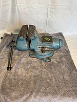 Front-left angle showing jaws, handle and base