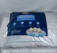 Front view of Serta Cozy Comfort pillow packaging showing product information including size, hypoallergenic features, and 3 comfort icons.