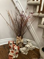 Overview of all items: two pairs of porcelain dog figurines, ceramic vase with reeds