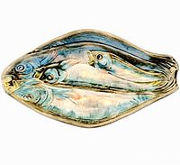 Front view of fish-shaped majolica plate