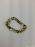 Full overview of the gold chain link bracelet