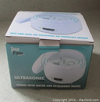 Box showing product branding and key features like water and ultrasonic wave cleaning, no chemicals required